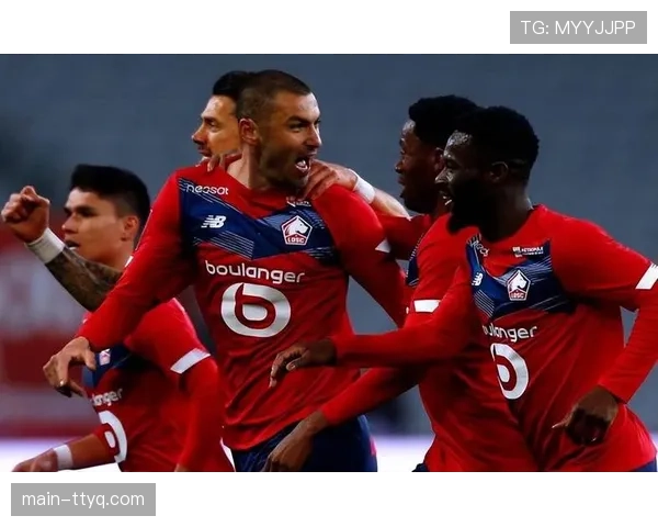 为应对摩纳哥快速边锋,里尔赛前合练重点演练五后卫防线间的协同保护 为应对摩纳哥快速边锋,里尔赛前合练重点演练五后卫防线间的协同保护