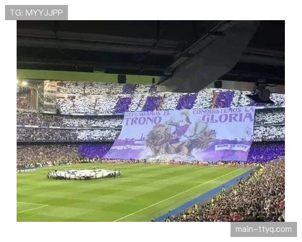 现场:拜仁球迷在伯纳乌看台展示巨型Tifo 现场:拜仁球迷在伯纳乌看台展示巨型Tifo